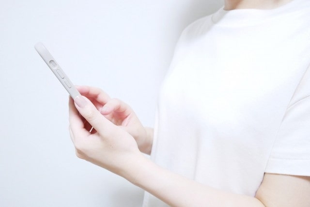 スマホを操作する女性
