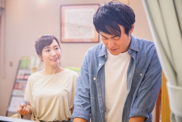 窓口のカップル