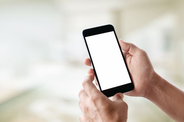 スマホを操作する手