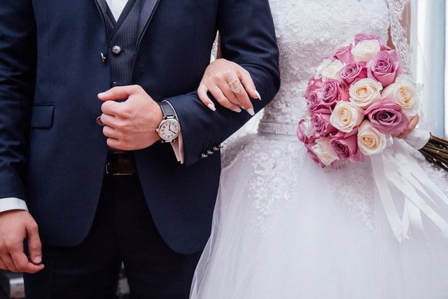 腕を組む新郎新婦さま