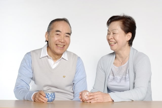 笑顔のご年配の夫婦