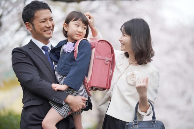 小学校の娘さんと笑顔のご夫婦