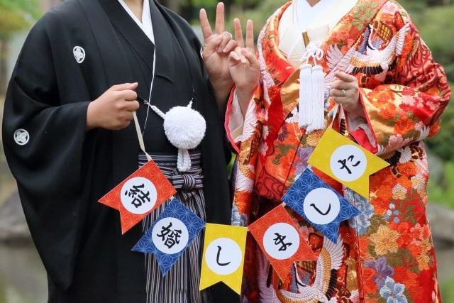 結婚しましたのガーラントを持つ新郎新婦さま