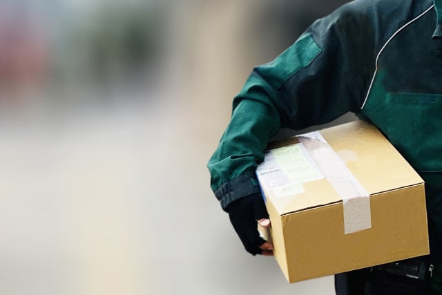 荷物を運ぶ宅急便の人