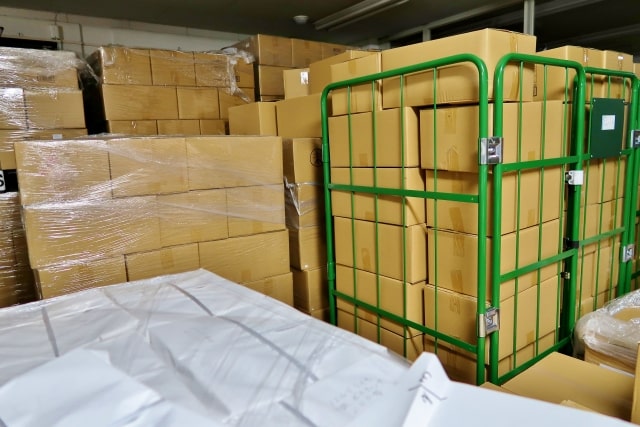 倉庫に積み上げた荷物