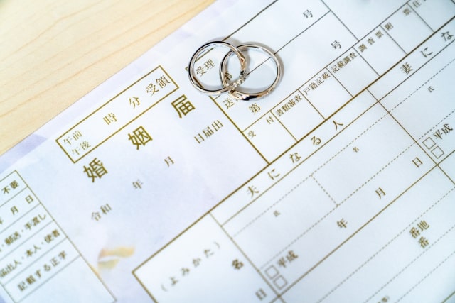 婚姻届と結婚指輪