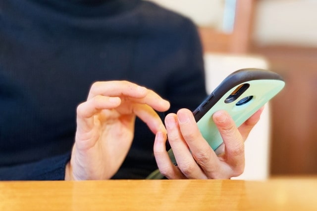 スマホを操作する女性