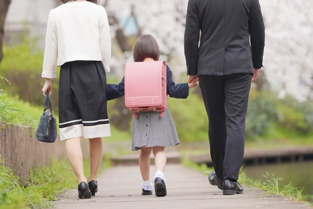 手をつないで歩く親子