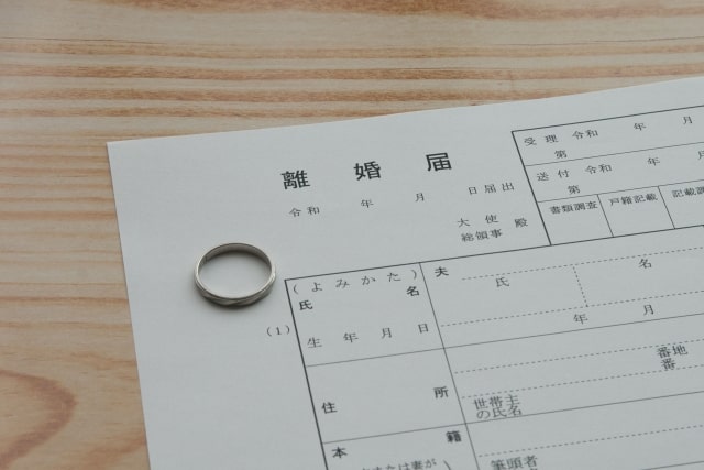 離婚届と結婚指輪