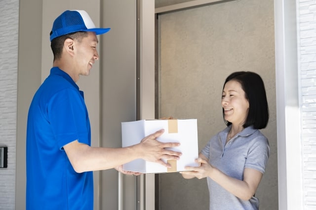 荷物を受け取る女性