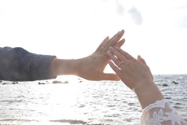 新婚夫婦の婚約指輪