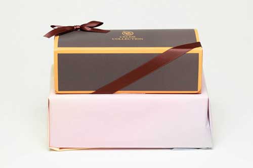 引き出物袋の入れ方「タオルと引き菓子の良い例(重ねた場合)」