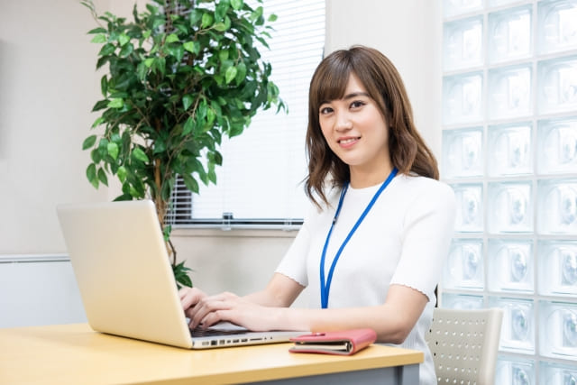 オフィスの女性