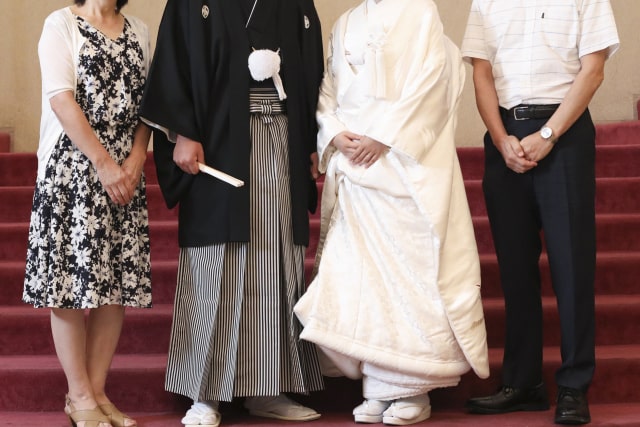 カジュアルな衣装の両親と和装の新郎新婦さま