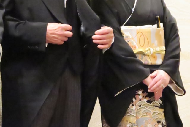 モーニングと黒留袖の両親