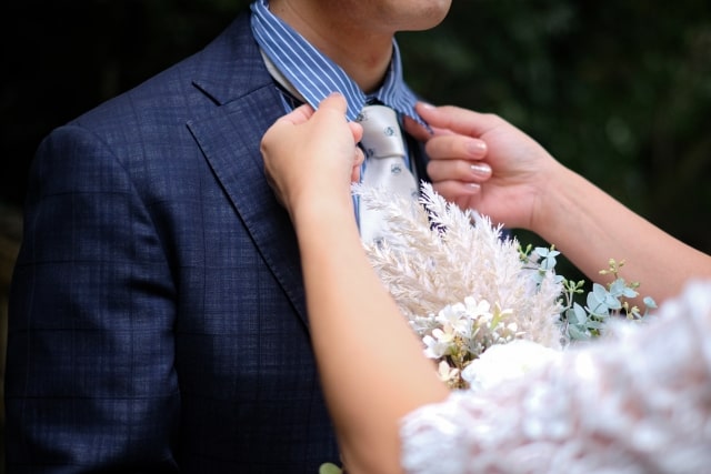 新郎様の襟をただす花嫁様