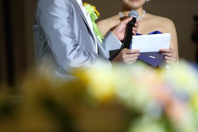 披露宴で手紙を読む花嫁さま