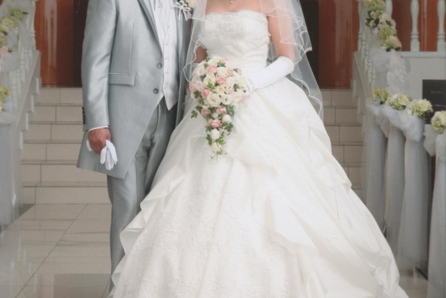 チャペルで記念撮影をする新郎新婦さま