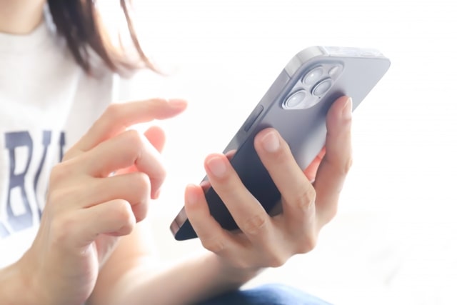 スマートフォンを操作する女性