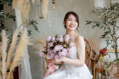 ブーケをもつ笑顔の花嫁さま