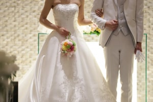 挙式で歩く新郎新婦さま