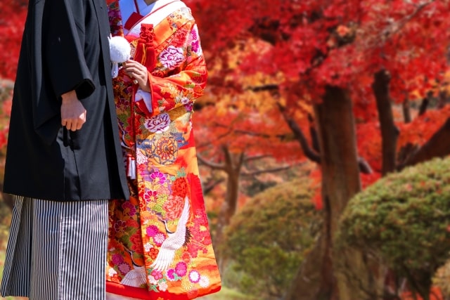紅葉に映える衣装の新郎新婦さま