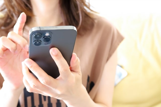 スマホを操作する女性