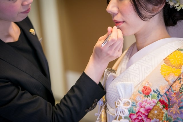 ブライダルメイク中の花嫁さま