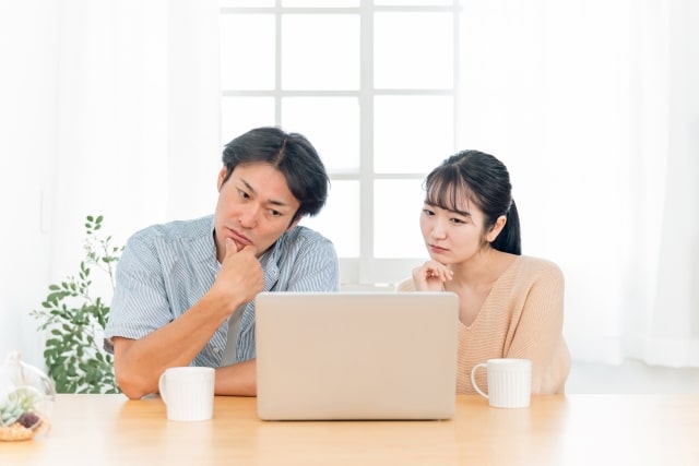 悩むご夫婦