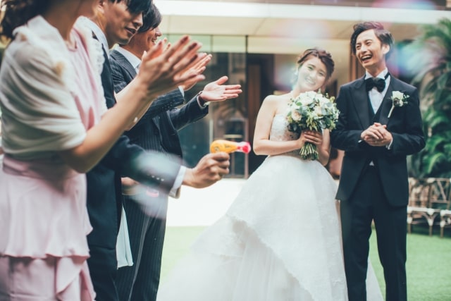 みんなから祝福を受ける新郎新婦さま