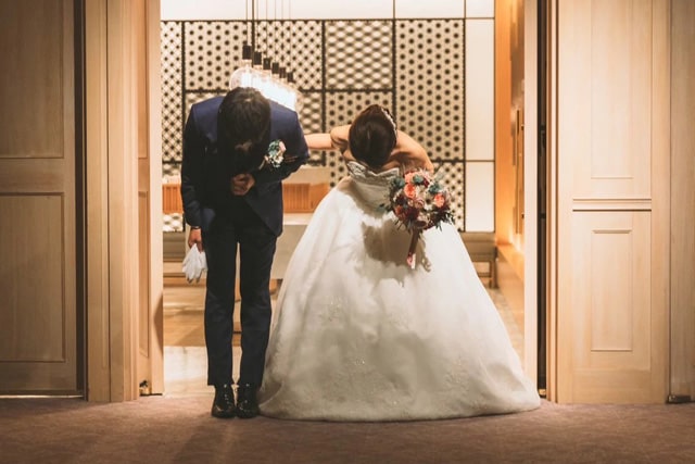 90度のお辞儀をする新郎新婦さま