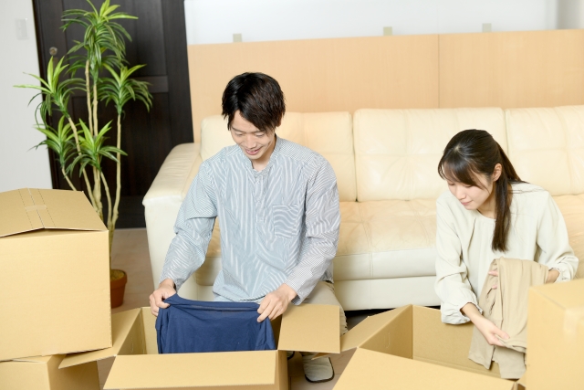 新居で荷ほどきをする新郎新婦さま