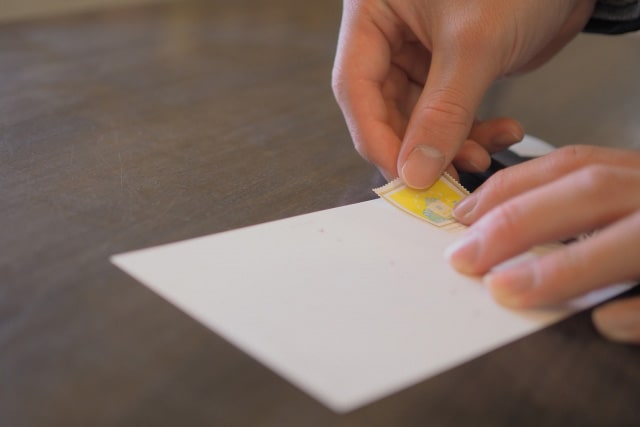切手を貼る作業の様子