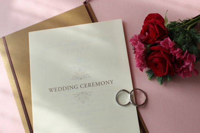 結婚式の招待状と結婚指輪