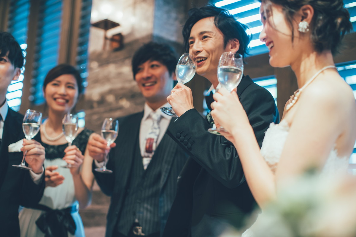 談笑する新郎新婦とゲスト