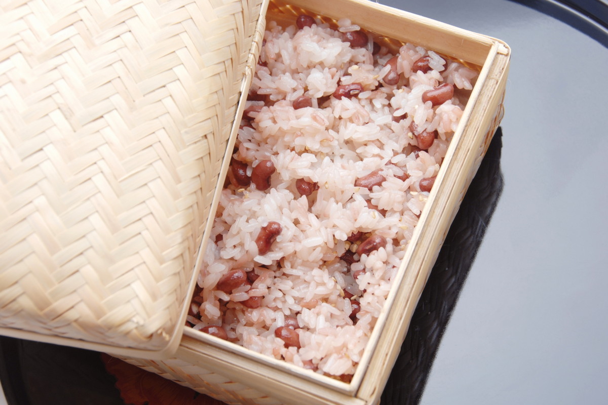 引き出物に赤飯は古い？賞味期限・贈るゲストに注意しよう！
