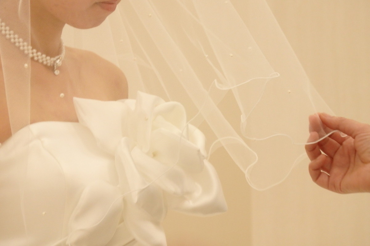 旅立つ花嫁に行う最後の身支度！感動のベールダウンセレモニー