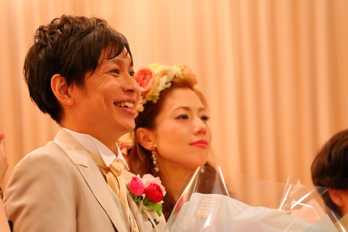 写真を撮ってもらう新郎新婦さま