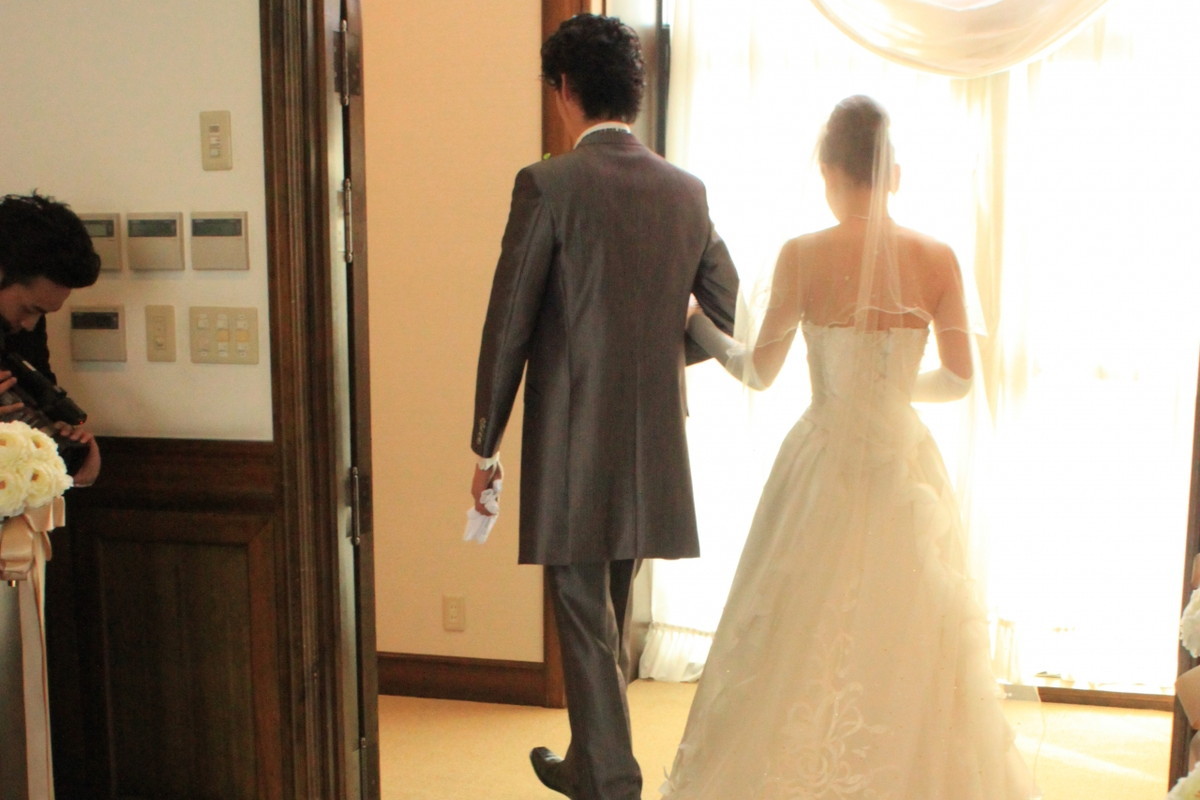 退場する新郎新婦さま