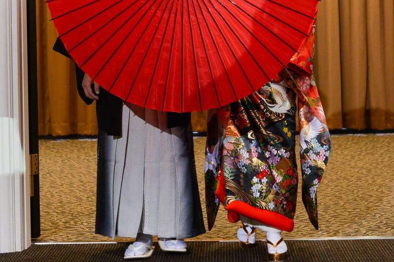 和創で入場する新郎新婦さま