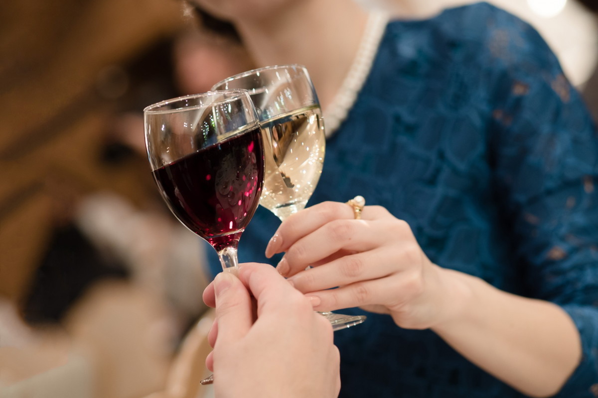ワイングラスで乾杯をするゲスト