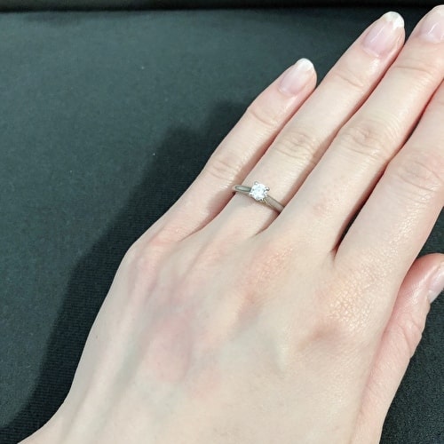I.Nさんの婚約指輪(手にはめたときの写真)