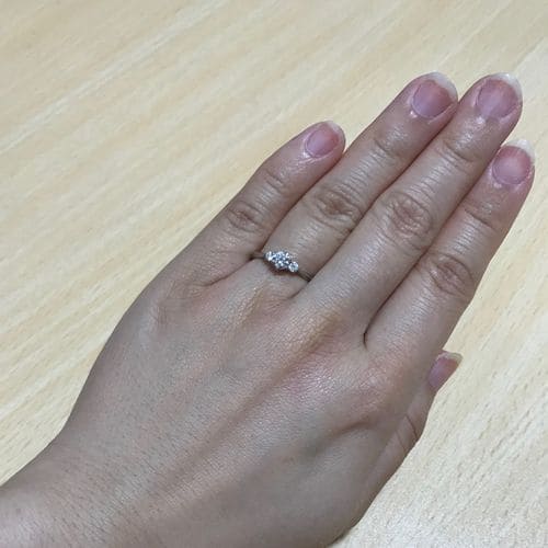 かなさんの婚約指輪を手にはめた写真