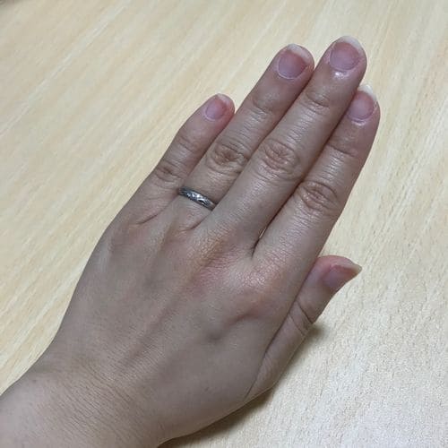 かなさんの結婚指輪(手にはめたときの写真)